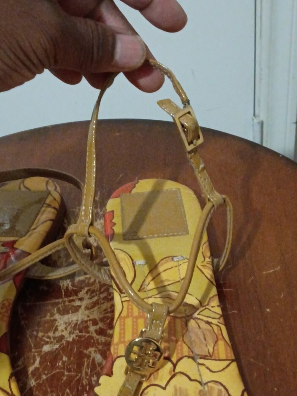 Tory Burch Emmy T-Strap Tan Floral Print Gold Emblem Women's Sandals Size 8.5 M - Picture 10 of 11